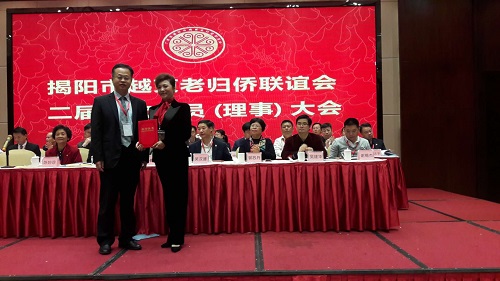 左起：省僑聯(lián)常委聯(lián)絡部長楊春華、呂瑩娜