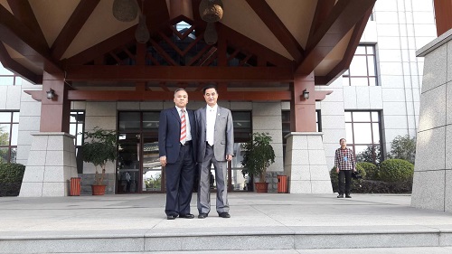 左起：袁奕江、柬埔寨潮汕商會會長陳烈豪