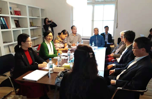 代表團參加座談討論