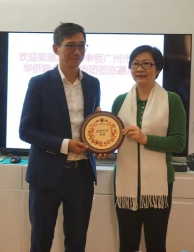 廣州市僑聯(lián)主席梁瑞冰向德國廣東商會會長陳國英贈送紀念品