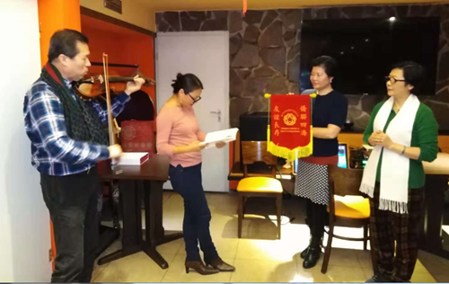 廣州市僑聯(lián)主席梁瑞冰向德國廣東商會地區(qū)執(zhí)行會長梁艷珠贈送紀念品并現(xiàn)場觀看表演