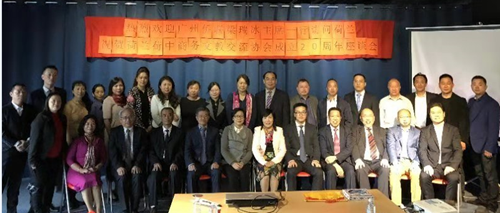 代表團與參會的僑領(lǐng)合影留念