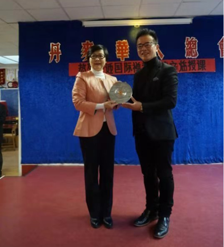 廣州市僑聯(lián)主席梁瑞冰向丹麥華人總會主席林燕標贈送紀念品