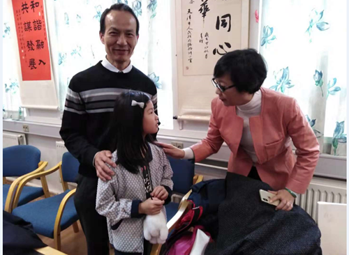 廣州市僑聯(lián)主席梁瑞冰與中文學(xué)校學(xué)生交流，勉勵他們學(xué)習(xí)中華文化，弘揚優(yōu)良傳統(tǒng)，什么時候都記得自己是個中國人
