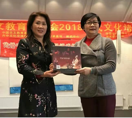 廣州市僑聯(lián)主席梁瑞冰向丹中文化交流協(xié)會會長李麗華贈送紀念品