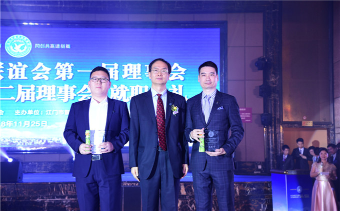 12姹熼棬甯?jìng)濮斿父濮斻€佺粺鎴橀儴閮ㄩ暱鏄撲腑寮哄悜甯?jìng)鐣欒仈浼?xì)浼?xì)闀?鏂藉潥瀹佹墽琛屼細(xì)闀垮江澹媷棰佸彂璇佷功.JPG