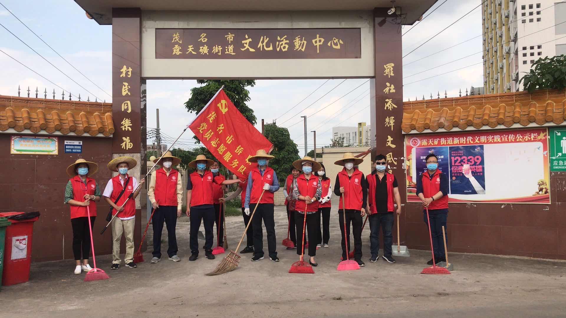 市僑聯(lián)和羅村社區(qū)志愿者（右五為市僑聯(lián)黨組書記、主席肖軍，右七為市僑聯(lián)黨組成員，副主席吳偉，左三為市僑聯(lián)黨組成員、四級調(diào)研員李仲）。.jpg