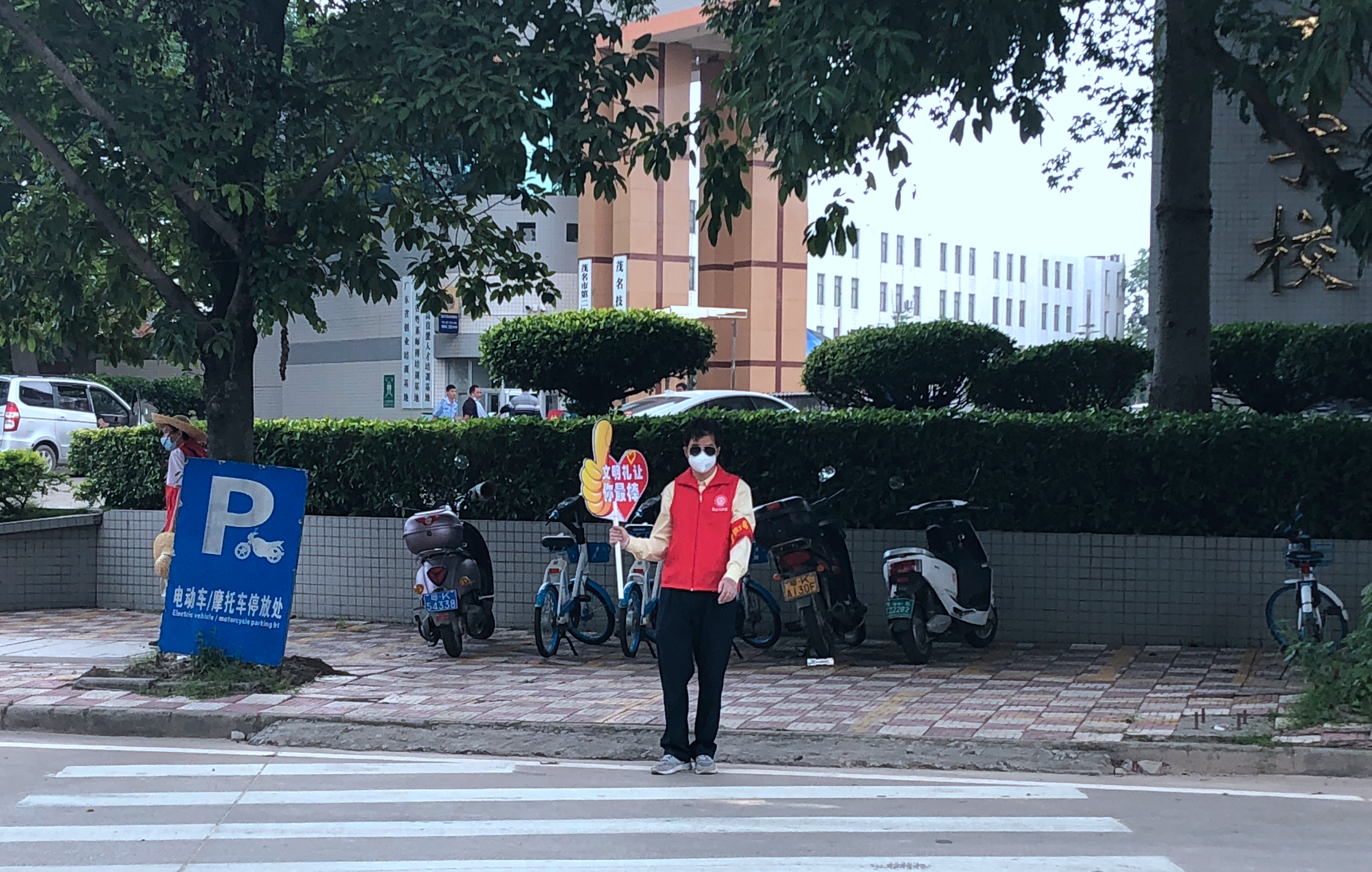 市僑聯(lián)志愿者開展文明勸導(dǎo)活動(dòng)（圖中為李仲）。.jpg