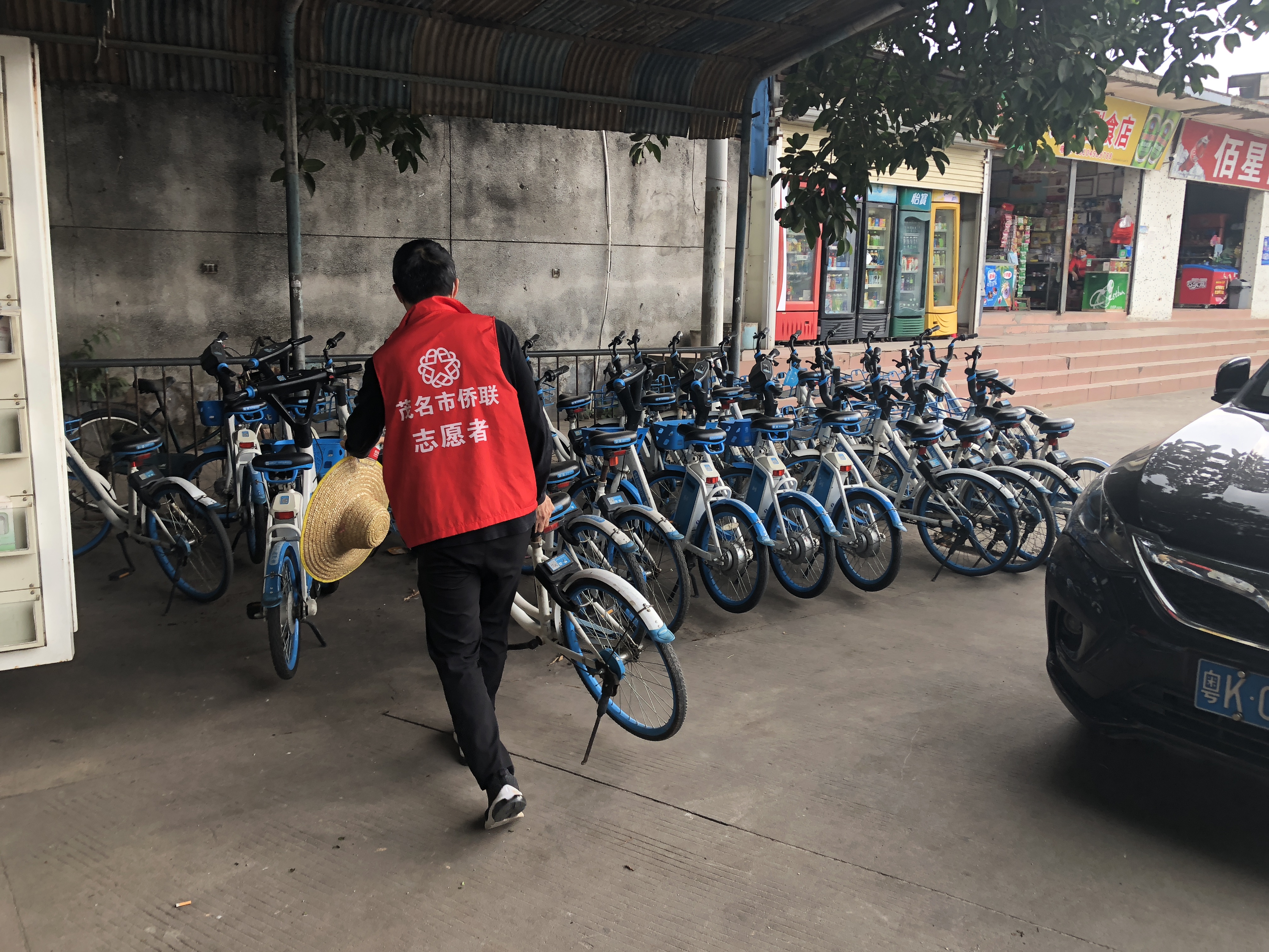 市僑聯(lián)志愿者整治亂停亂放車輛。.jpg