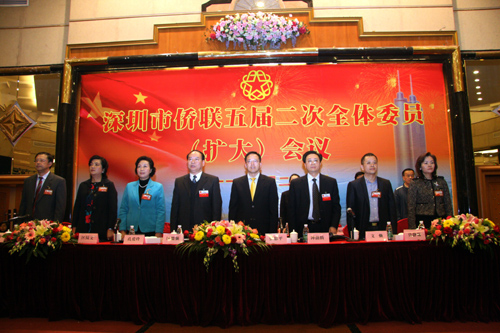 深圳市委常委、統(tǒng)戰(zhàn)部部長張思平（右四），廣東省僑聯(lián)副主席區(qū)德強（左四）等到會祝賀。