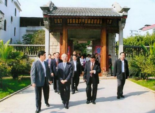 訪問團一行在縣領導的陪同下參觀萬秋樓。