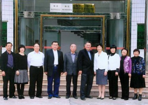 萬隆僑領與梅縣僑務局、僑聯(lián)會班子成員合影留念。