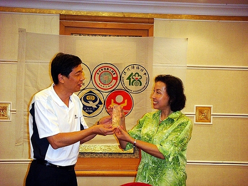 廣州市僑聯(lián)副主席孫穗君（左）向深圳市僑聯(lián)主席孔愛(ài)玲（右）贈(zèng)送紀(jì)念品。