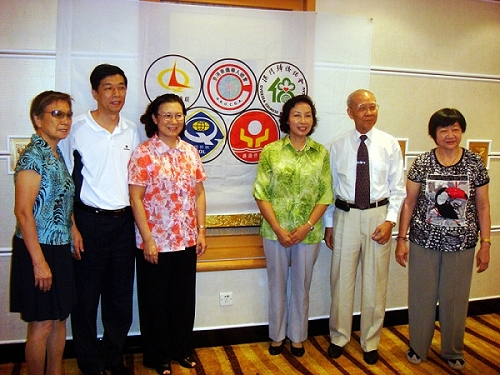 “五地”代表隊(duì)領(lǐng)隊(duì)在會(huì)旗前合影。
