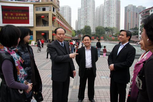 廣東省僑聯(lián)副主席區(qū)德強(qiáng)（左三）一行在皇崗社區(qū)參觀。李恩 攝