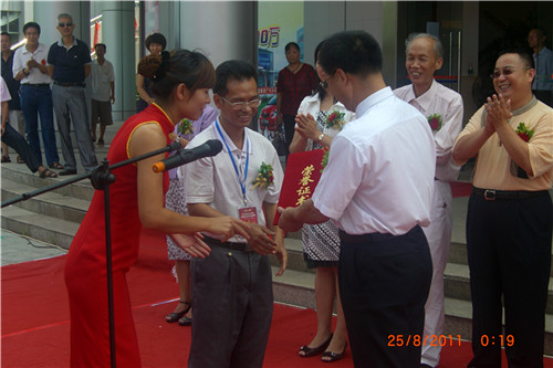 向此次展覽的贊助商——僑眷陽東建工建設工程有限公司總經(jīng)理林良緒先生頒發(fā)了榮譽證書。