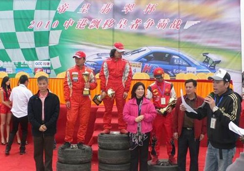 惠州市僑聯(lián)主席葉創(chuàng)為獲得前三名選手頒獎