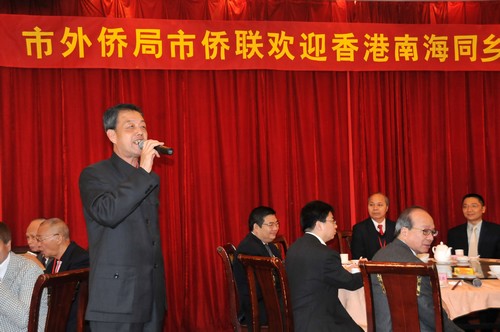 林振輝代表市僑聯(lián)、市外事僑務(wù)局致歡迎辭。
