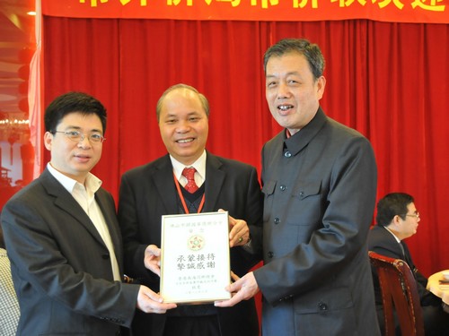 市僑聯(lián)和香港南海同鄉(xiāng)總會互相贈送了紀念品。