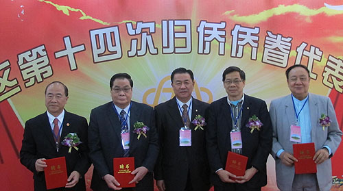 江門市僑聯(lián)主席張國富（中）向海外顧問頒發(fā)聘書