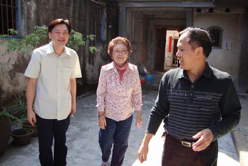 左為楊嬋珠及其大兒子、右袁奕江。