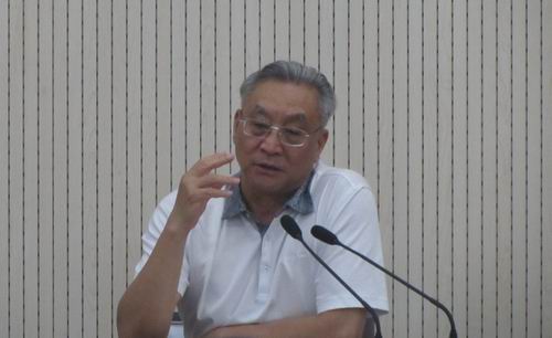 海協(xié)會(huì)副會(huì)長(zhǎng)、廈門(mén)大學(xué)新聞傳播學(xué)院院長(zhǎng)張銘清教授給學(xué)員作對(duì)臺(tái)形勢(shì)報(bào)告。