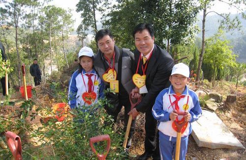 市僑青會(huì)黃增生會(huì)長(zhǎng)（右二）、黃增耀副理事長(zhǎng)（左二）與當(dāng)?shù)貙W(xué)生共植青年林