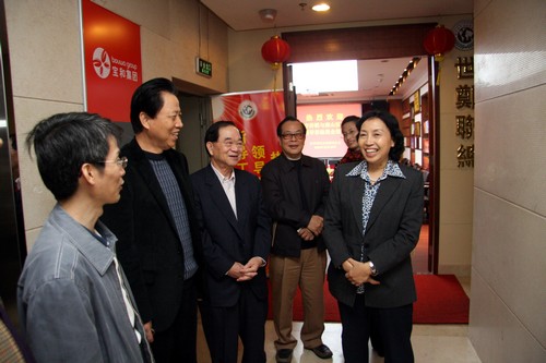 市委統(tǒng)戰(zhàn)部副部長(zhǎng)、市僑聯(lián)主席孔愛(ài)玲（右一）在世界鄭氏宗親聯(lián)誼總會(huì)參觀。 李恩 攝.