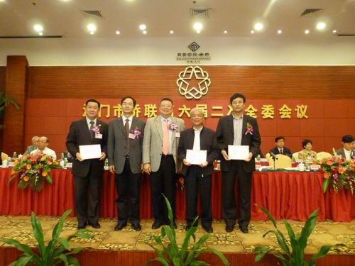 省僑聯(lián)副主席李崴（中）、江門市副市長易中強(qiáng)（左二）為新當(dāng)選的江門市華僑歷史學(xué)會(huì)第六屆會(huì)長張國富（左一）、副會(huì)長張國雄（右一)、梅偉強(qiáng)（右二）頒發(fā)證書。