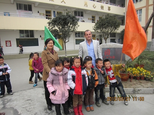 廣州僑聯(lián)梁瑞冰副主席（后排左一）、澳大利亞V集團(tuán)董事長Phillip Visalli（后排右一）與同學(xué)們在地震重建的感恩石前合影。