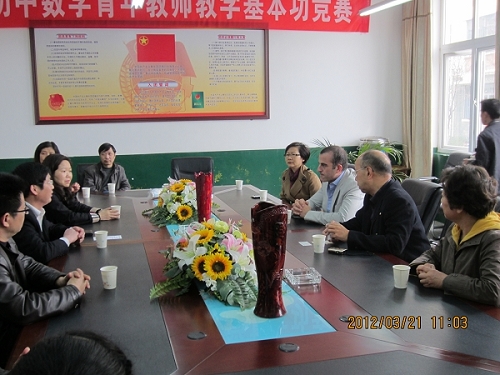 澳大利亞V集團(tuán)、廣州僑聯(lián)與當(dāng)?shù)氐膶W(xué)校商談捐贈事宜。