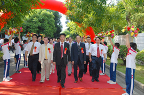 2010年9月16日，榕城區(qū)召開第二次歸僑僑眷代表大會(huì)。榕城區(qū)區(qū)委書記、區(qū)人大常委會(huì)主任黃史昉（右三），區(qū)委副書記、區(qū)長吳平河（右一）、區(qū)委副書記黃少鵬（左一）、區(qū)委副區(qū)長周武城（二排右一）、區(qū)僑聯(lián)主席林桂娟（二排左一）等領(lǐng)導(dǎo)熱烈歡迎香港九龍揭陽同鄉(xiāng)總會(huì)會(huì)長林興識(shí)先生（左二）、主席孫振光（右二）先生等海內(nèi)外嘉賓參加會(huì)議。