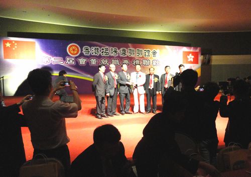周武城副區(qū)長代表榕城區(qū)政府與香港揭陽僑聯(lián)聯(lián)誼會互贈紀(jì)念品。榕城區(qū)僑聯(lián) 供圖