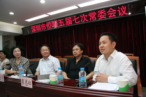 莊創(chuàng)業(yè)（右一）在當(dāng)選市僑聯(lián)副主席后發(fā)言。李恩 攝