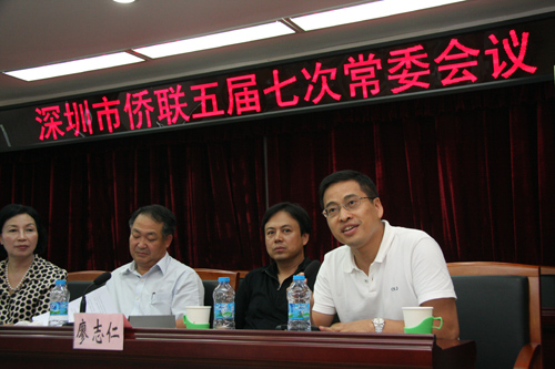 王蘇生（右一）在當(dāng)選市僑聯(lián)副主席后發(fā)言。李恩 攝
