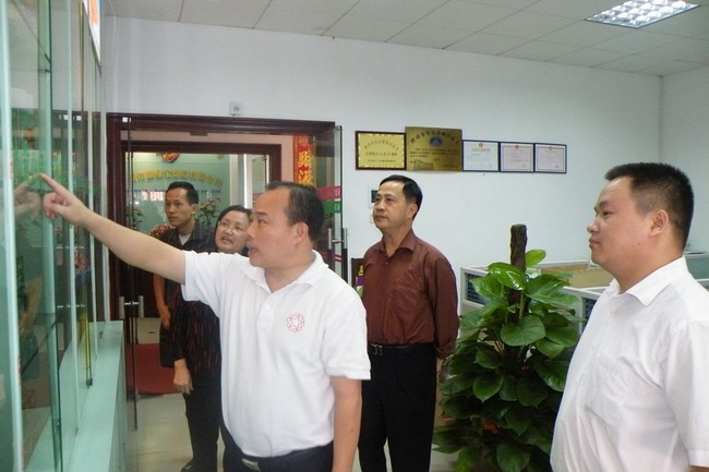 顧惠林先生向韶關(guān)市僑聯(lián)領(lǐng)導(dǎo)介紹企業(yè)產(chǎn)品