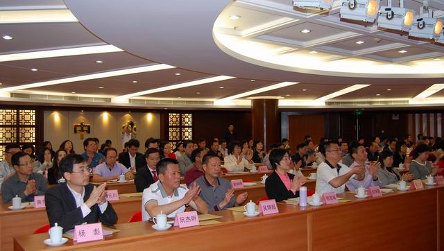 與會(huì)委員鼓掌通過(guò)市僑聯(lián)十三屆二次全委會(huì)工作報(bào)告。