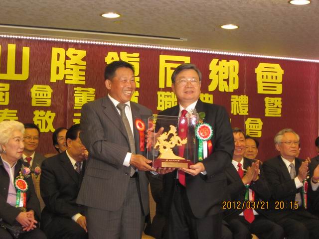 馬志剛副主席贈(zèng)紀(jì)念品。