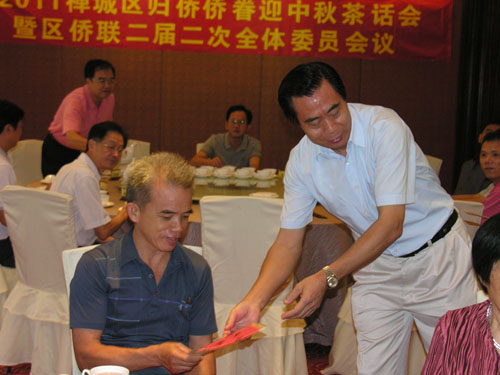 禪城區(qū)僑聯(lián)榮譽(yù)主席霍樹(shù)添先生發(fā)放“霍樹(shù)添關(guān)愛(ài)金”