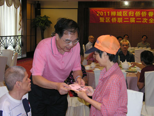 禪城區(qū)委社工部領(lǐng)導(dǎo)向困難歸僑發(fā)放慰問(wèn)金