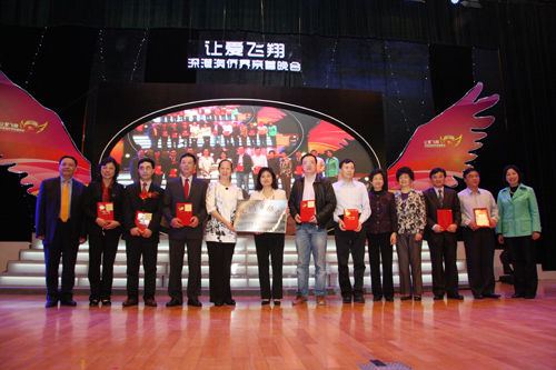 省、市僑聯(lián)領(lǐng)導(dǎo)，市老領(lǐng)導(dǎo)為市僑聯(lián)衛(wèi)生醫(yī)藥保健委員會(huì)授牌頒證。李恩 攝