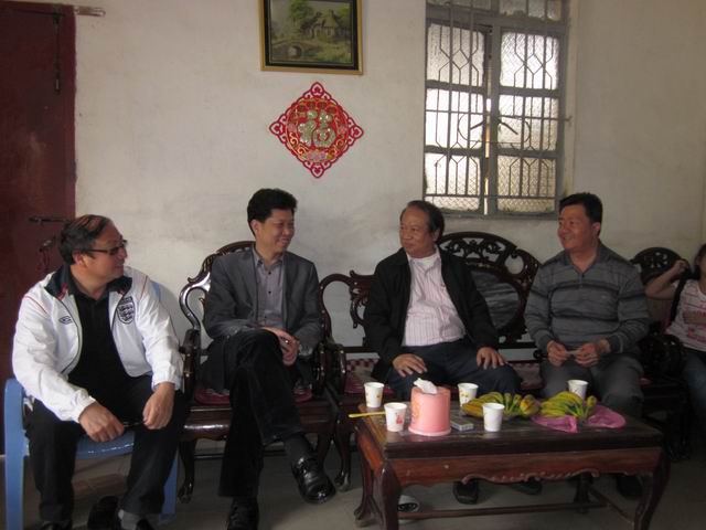 余志勇副主席（左二）與鄉(xiāng)親們相談甚歡。