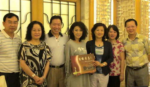 廣州市越秀區(qū)政協(xié)副主席、越秀區(qū)委統(tǒng)戰(zhàn)部長(zhǎng)陳曉覺(jué)（右3），統(tǒng)戰(zhàn)部副部長(zhǎng)、臺(tái)灣事務(wù)辦公室主任宋曉風(fēng)（左1）， 越秀區(qū)僑務(wù)和外事辦主任張鏵（左1）、 越秀區(qū)政協(xié)僑臺(tái)委主任王南翔（右2），廣州市越秀區(qū)僑聯(lián)主席羅仲哲（左3）等出席了座談會(huì)。 圖為廣州市越秀區(qū)領(lǐng)導(dǎo)與米雪（右4）合影。