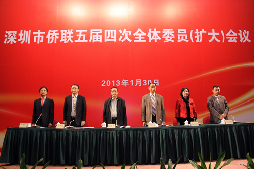 市委常委、統(tǒng)戰(zhàn)部長張思平（左三），省僑聯(lián)副主席華清文（右三）出席會議。李恩 攝