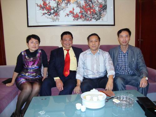 左起揭東縣外僑局長吳莉、揭東政協(xié)香港委員召集人王錫廷、揭東僑聯(lián)主席袁奕江、揭東統(tǒng)戰(zhàn)部副部長曾育群。