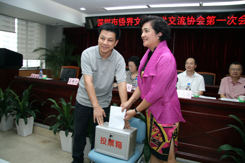投票選舉首屆理事。李恩 攝