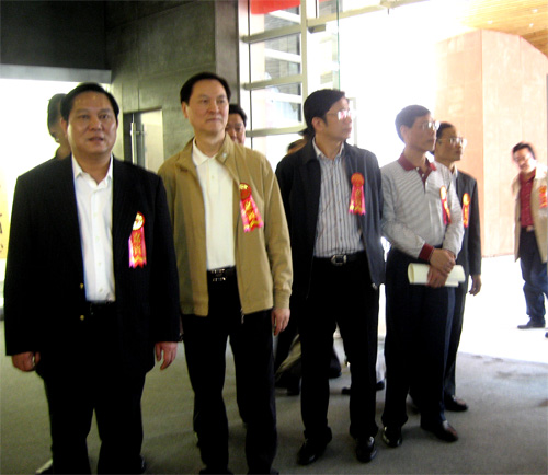 楊錫銘陪同潮州市領(lǐng)導(dǎo)黃俊潮、陳央、沈啟綿等欣賞許業(yè)桐作品