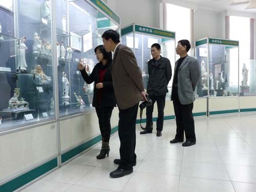 中國華文教育基金會副秘書長方文國參觀中國瓷都陳列館