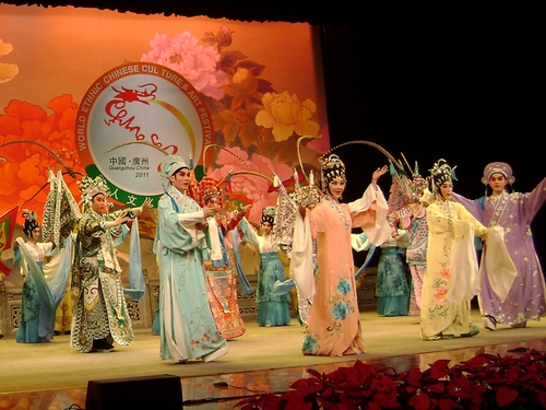 廣州粵劇團(tuán)表演的《南國(guó)紅豆竟芳菲》。