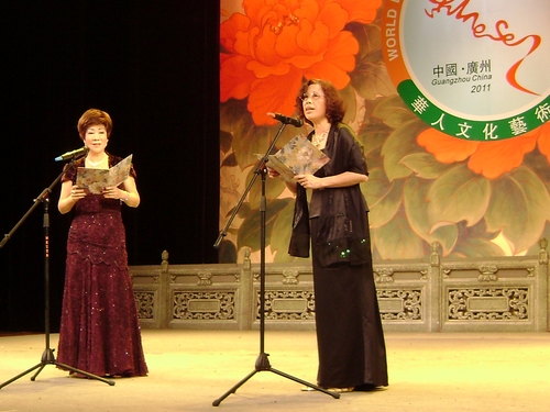 英國(guó)宋佩蓮、蘇潤(rùn)萍對(duì)唱《焚宇魂歸》。
